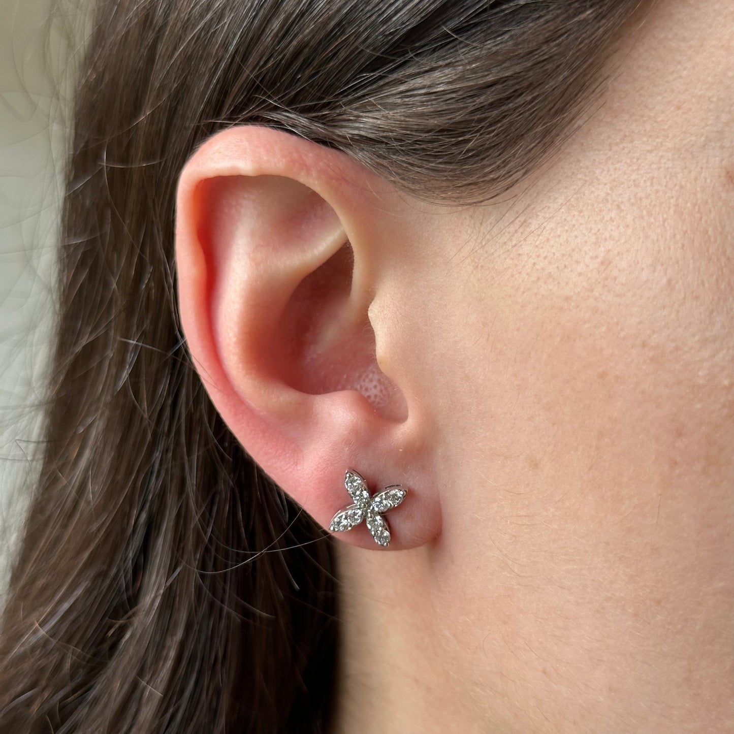 Aretes de flor de plata con diamantes de laboratorio 0.52ctw