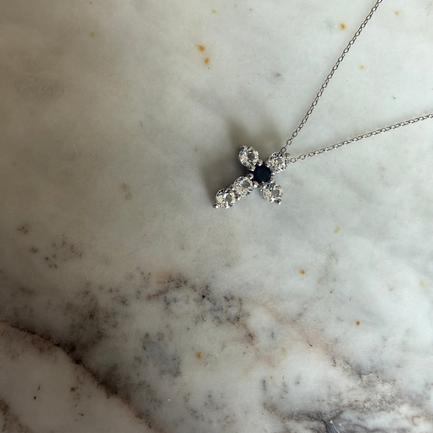 Collar de plata con cruz de zafiros blancos y azul