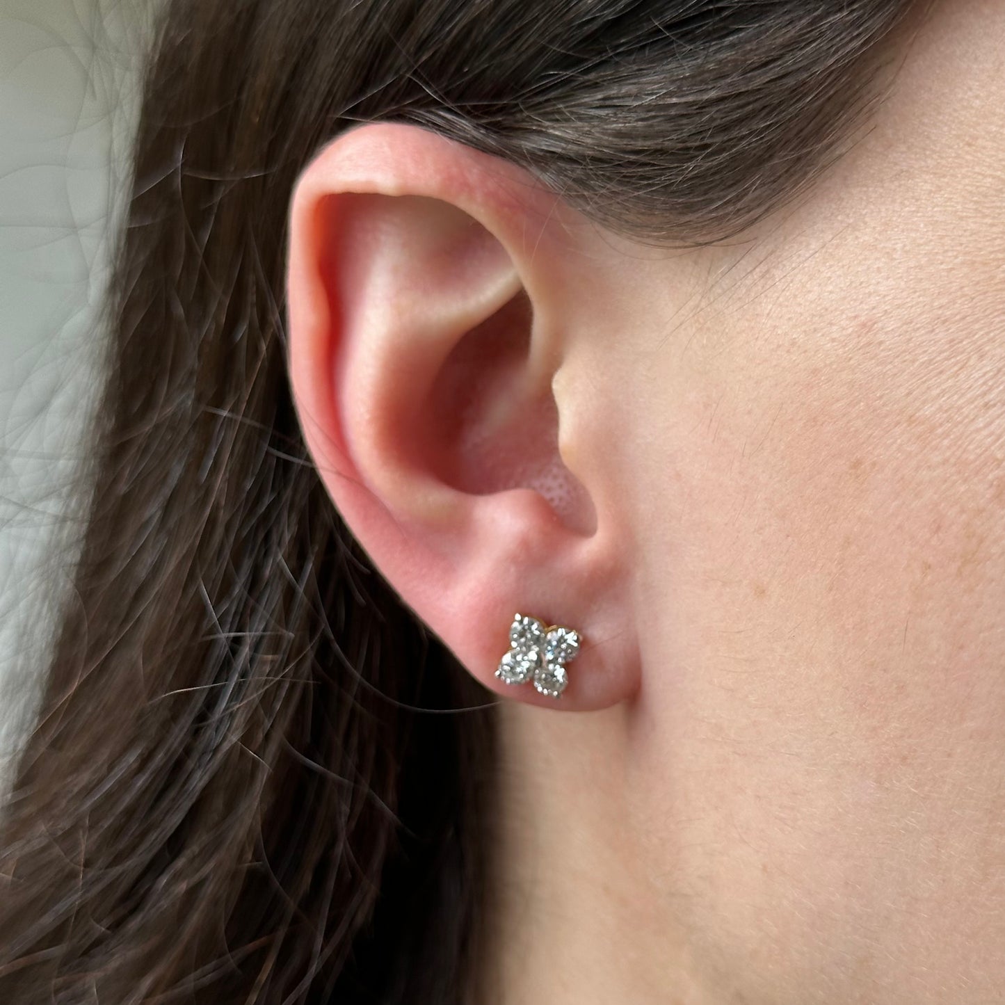 Aretes de plata con baño de oro y flor de diamantes de laboratorio 1ctw