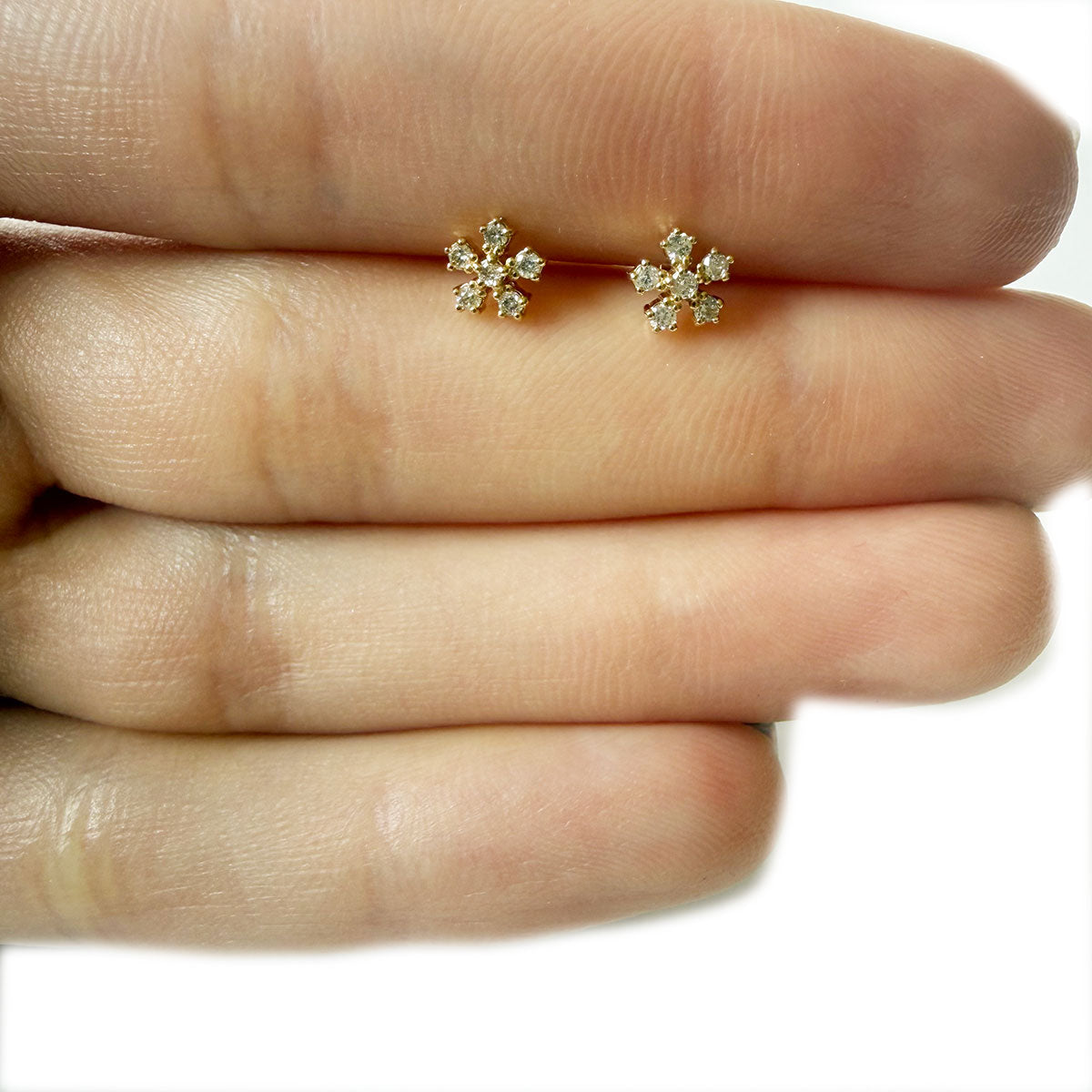 Aretes en oro amarillo 18K de florcita de diamantes 0.15ctw