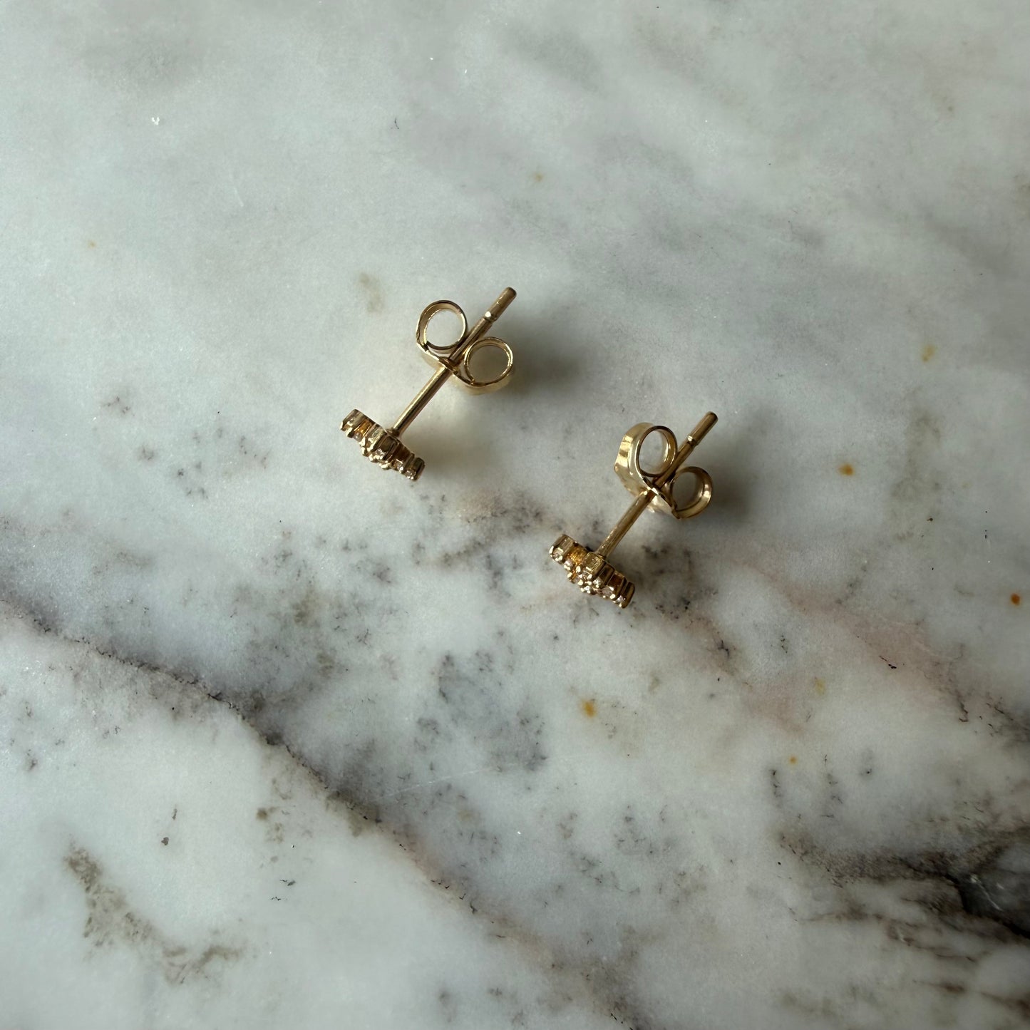 Aretes en oro amarillo 18K de florcita de diamantes 0.15ctw