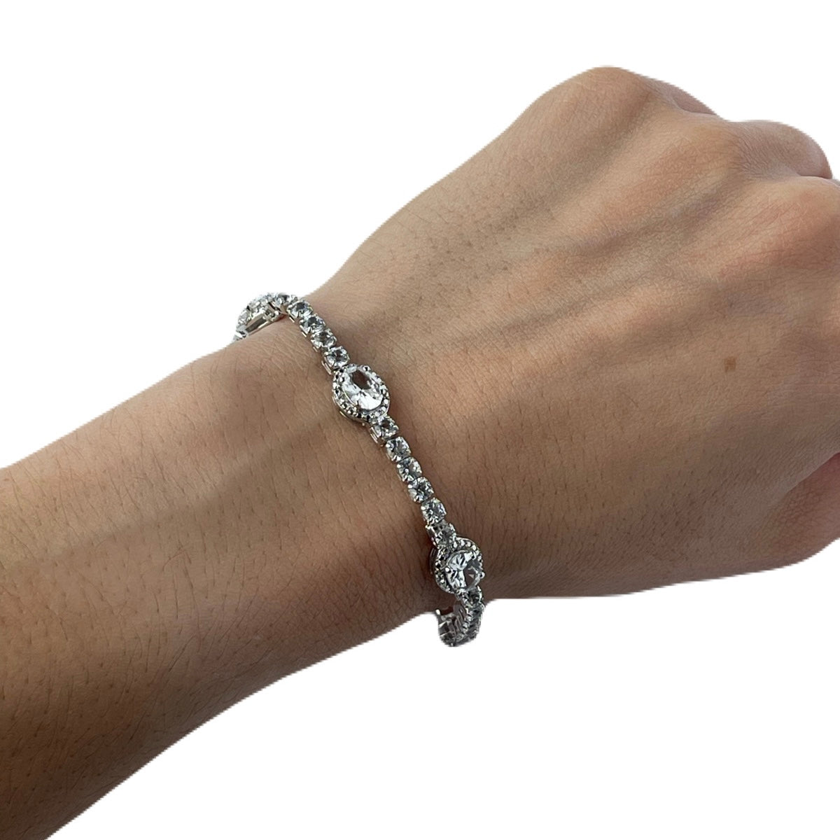 Pulsera de plata con zafiros blancos de laboratorio ovalados y redondos