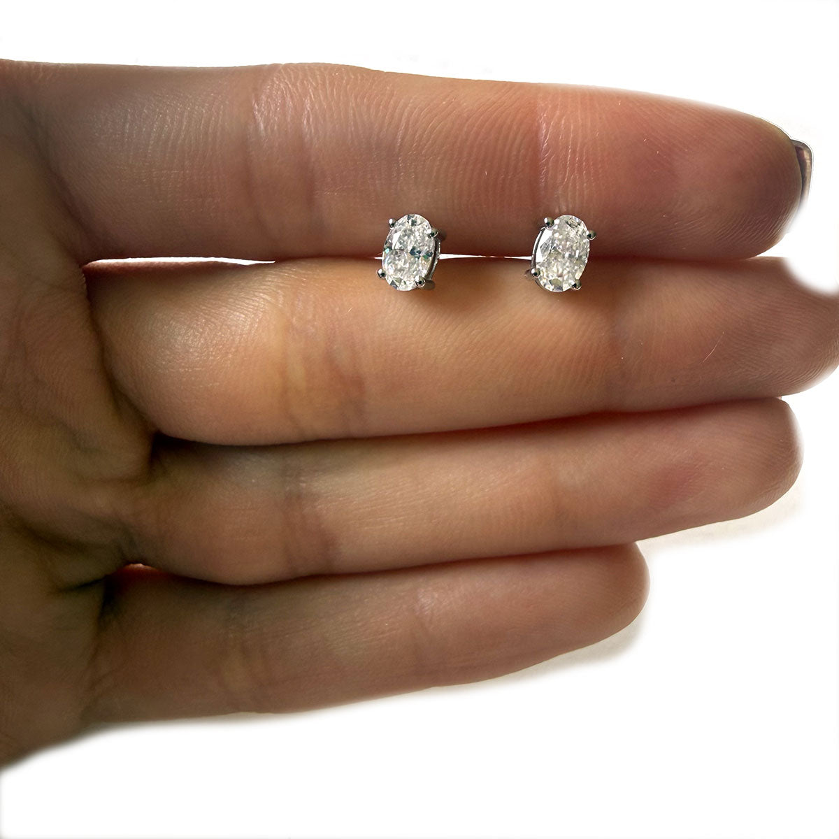Aretes studs de moissanitas ovaladas 1ctw en plata