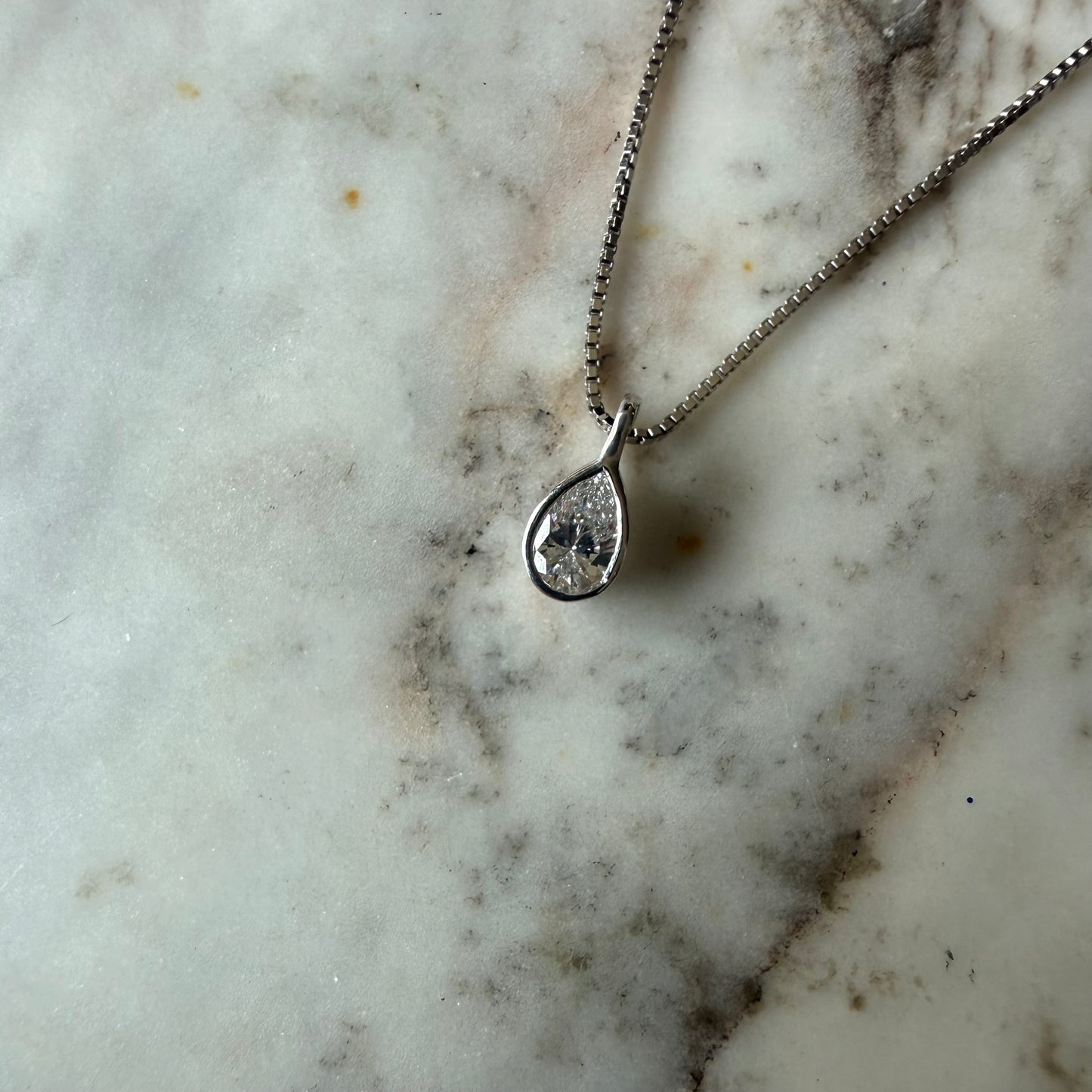 Collar en plata con dije de diamante de laboratorio corte pera (gota) 0.25ct