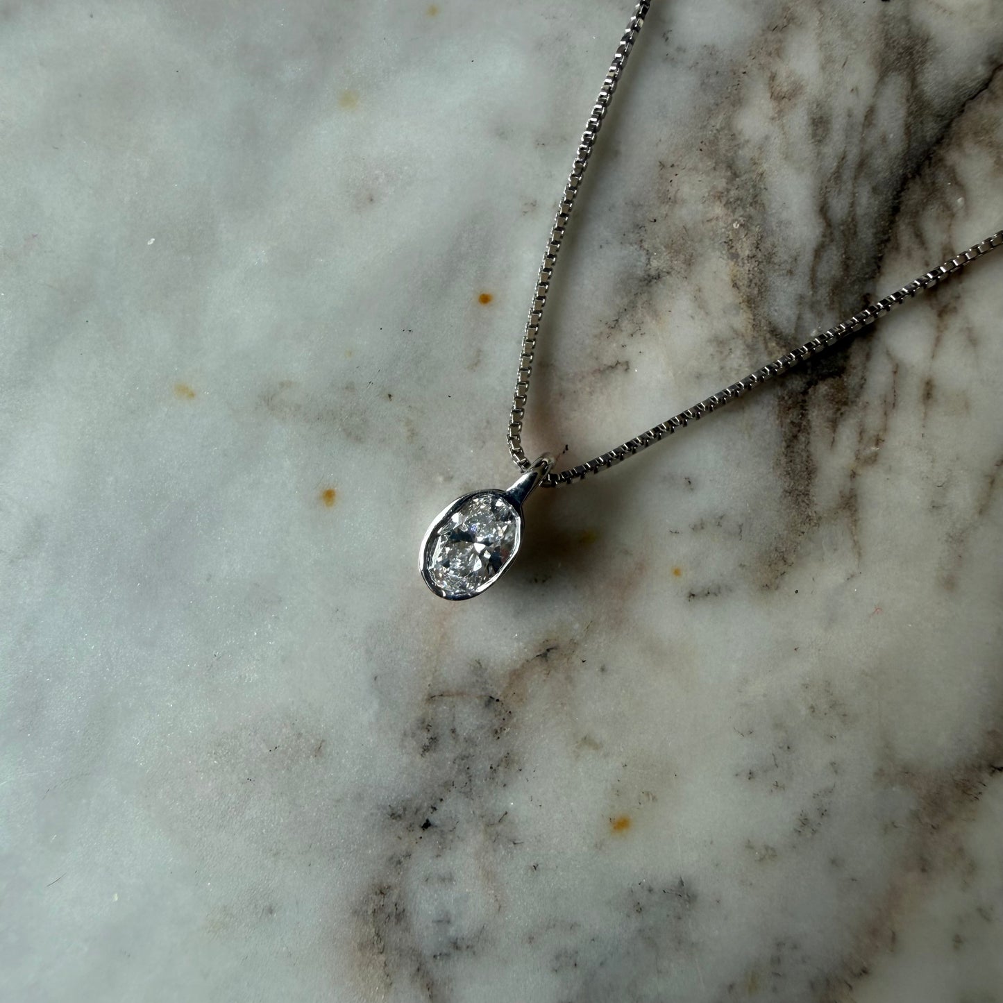 Collar en plata con dije de diamante de laboratorio ovalado 0.25ct