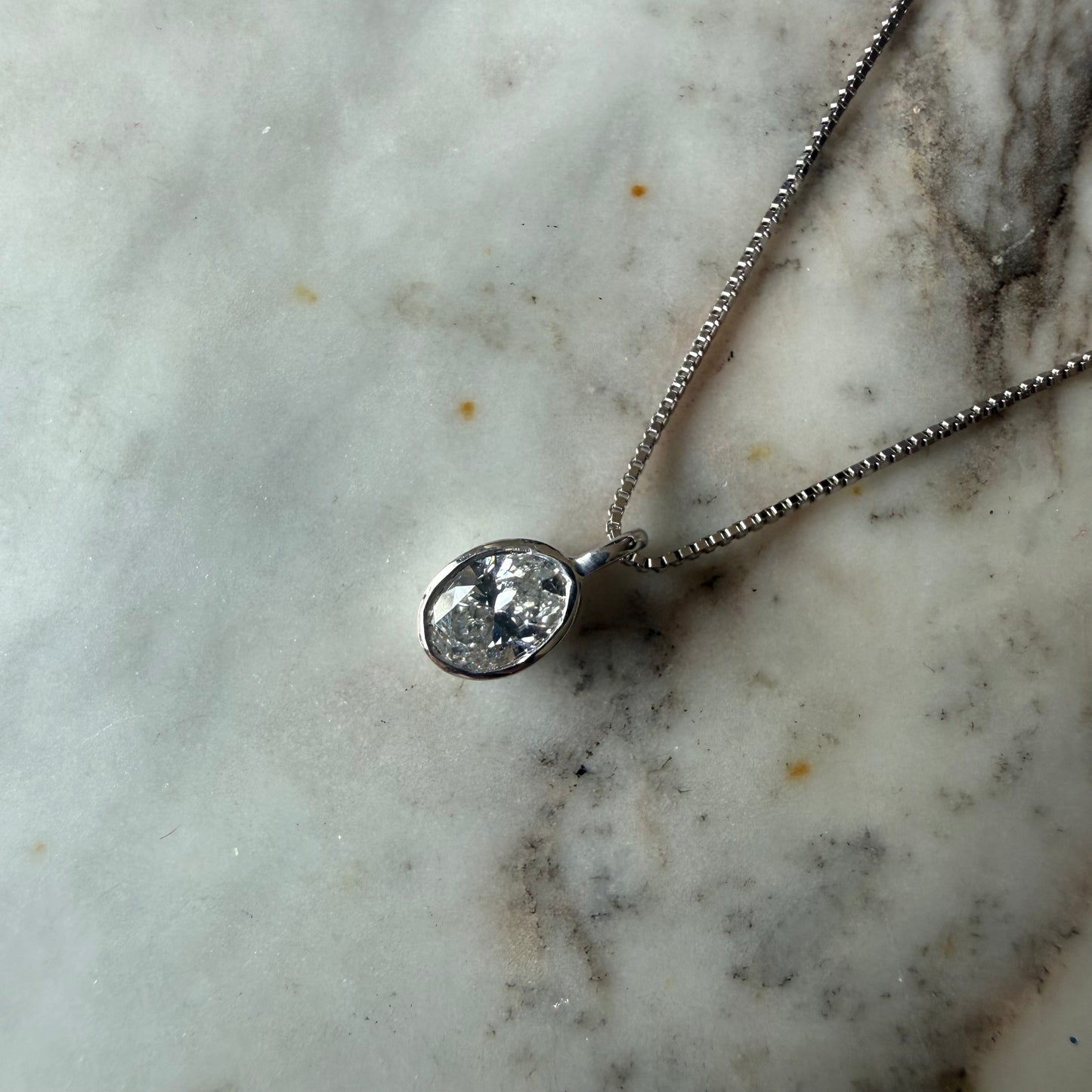 Collar en plata con dije de diamante de laboratorio ovalado 0.5ct