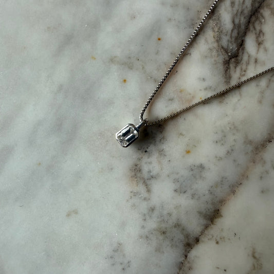 Collar en plata con dije de diamante de laboratorio corte esmeralda 0.25ct