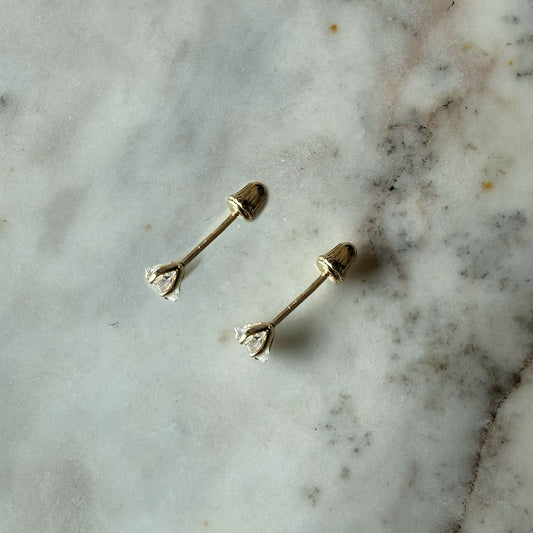 Aretes mini estrella con circón blanco en oro amarillo 14K con tope rosca