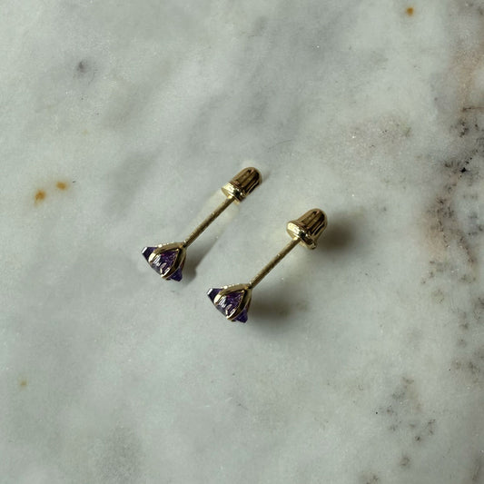 Aretes mini estrella con circón lila en oro amarillo 14K con tope rosca