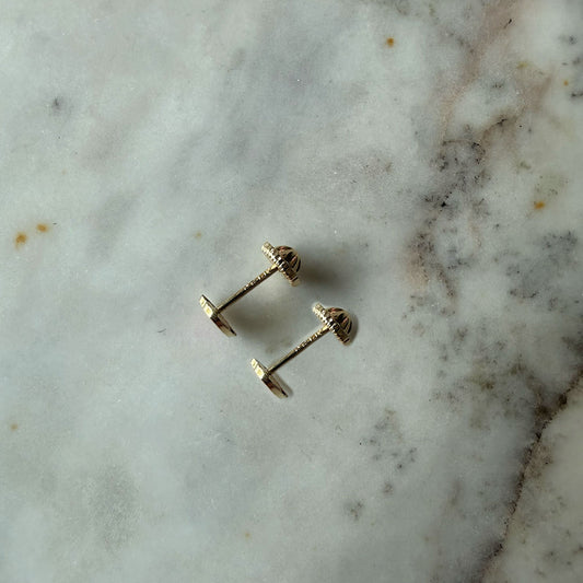 Arete con corazón esmaltado rosa en oro amarillo de 14k con tope rosca