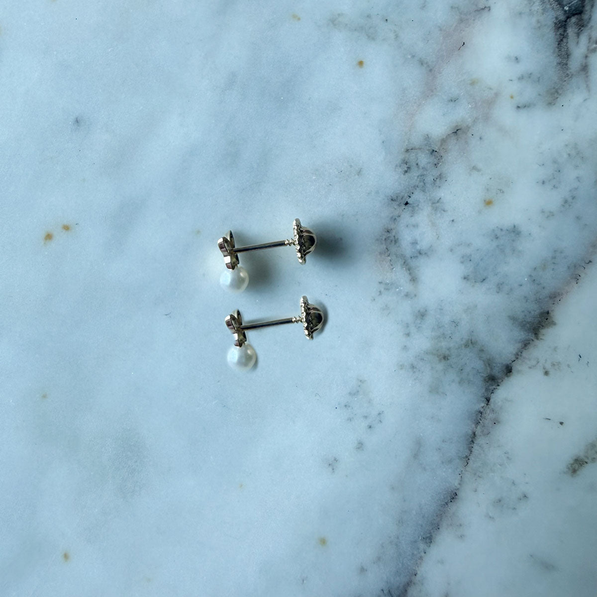 Aretes mariposa con perla en oro amarillo 14K con tope rosca