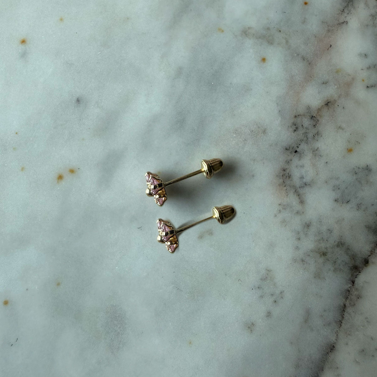 Aretes en oro amarillo 14K con mariposa con circonita rosado y bolita de oro en el centro con tope rosca