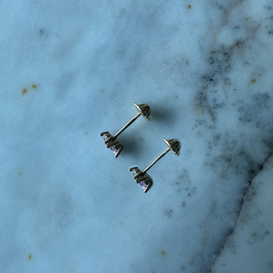 Aretes tu y yo de circonita rosada y blanca con tope rosca en oro amarillo 18K