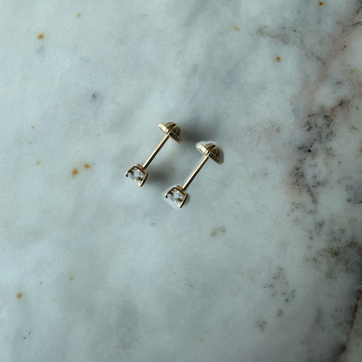 Aretes en oro amarillo 18K con circonita cuadrada blanca con tope rosca