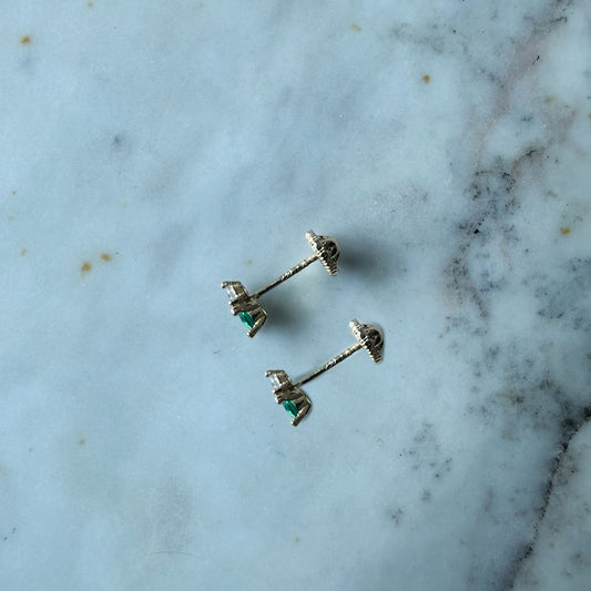 Aretes tu y yo de circonita verde y blanca con tope rosca en oro amarillo 18K