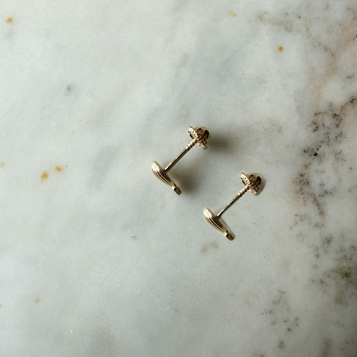 Aretes de globo con diamante en oro amarillo 14K con tope rosca