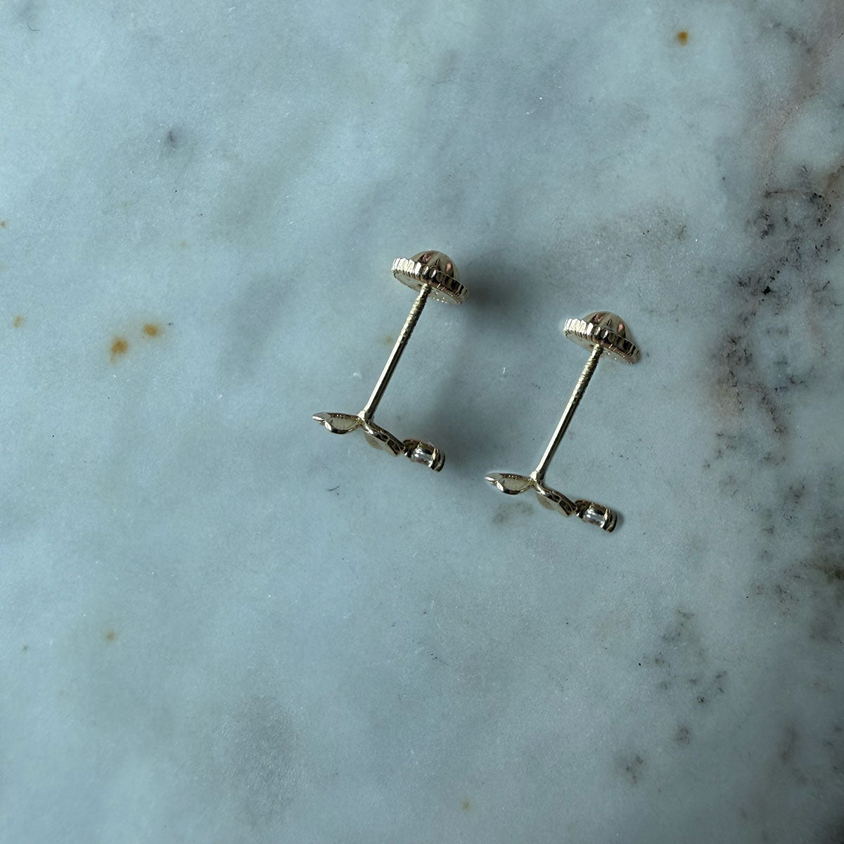 Aretes trébol con circonita redonda abajo en en oro amarillo 14K con tope rosca