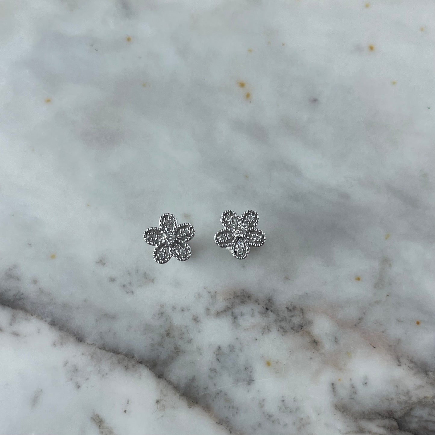 Aretes de oro blanco de 14k en forma de flor con diamantes 0.07ct