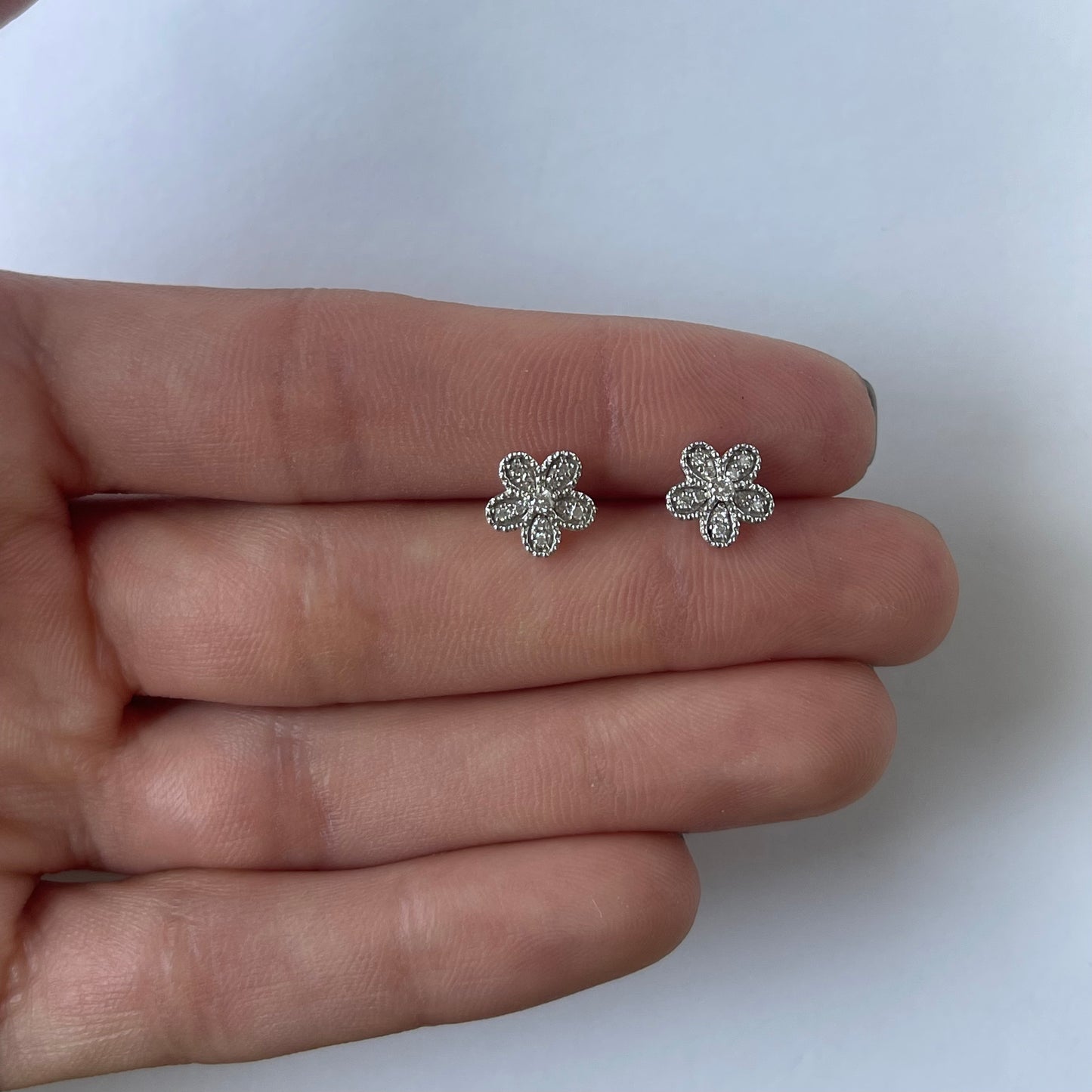 Aretes de oro blanco de 14k en forma de flor con diamantes 0.07ct