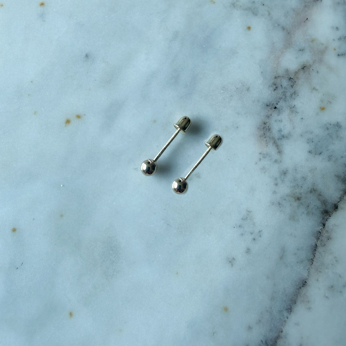 Aretes bolita de 3mm en oro amarillo 14k con tope rosca