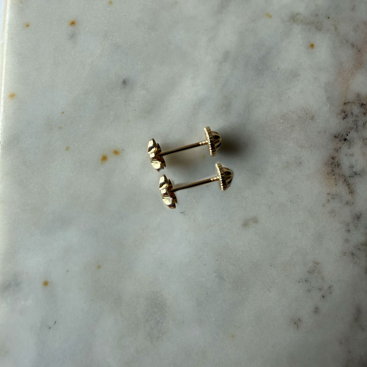 Aretes margaritas blancas en oro amarillo 14K con tope rosca