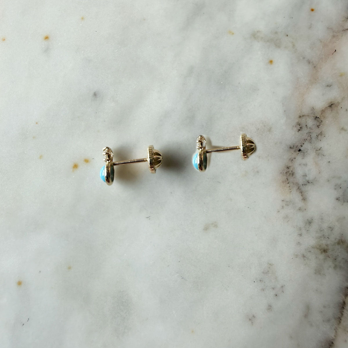 Aretes con turquesa biselada y circonita redonda abajo en en oro amarillo 14K con tope rosca