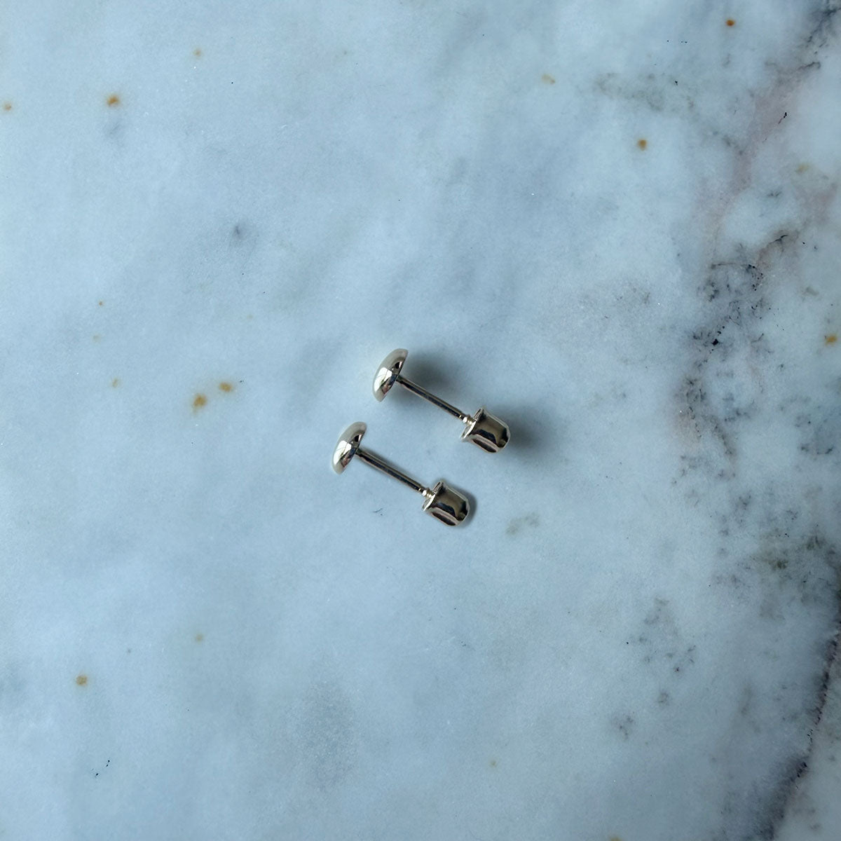 Aretes corazón puff en oro amarillo 14K con tope rosca