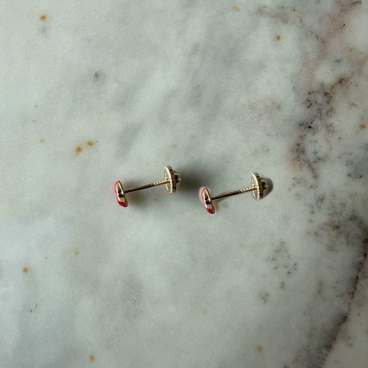 Aretes cereza esmaltada en oro amarillo 14K con tope rosca