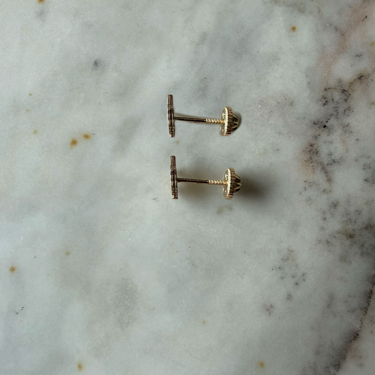 Aretes unicornio con madre perla en oro amarillo 14K con tope rosca