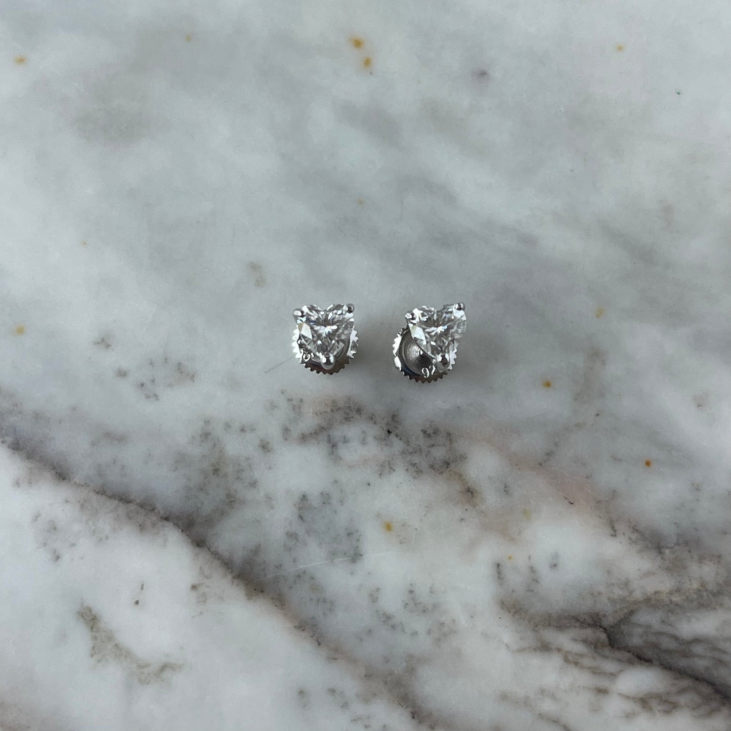 Aretes de plata con moissanitas en forma de corazón 1CT con tope a rosca