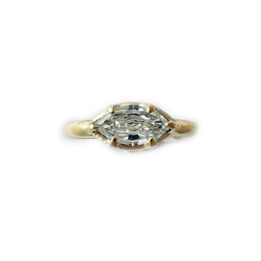 Anillo en oro amarillo 14k con diamante de laboratorio marquesa step-cut de 1ct.