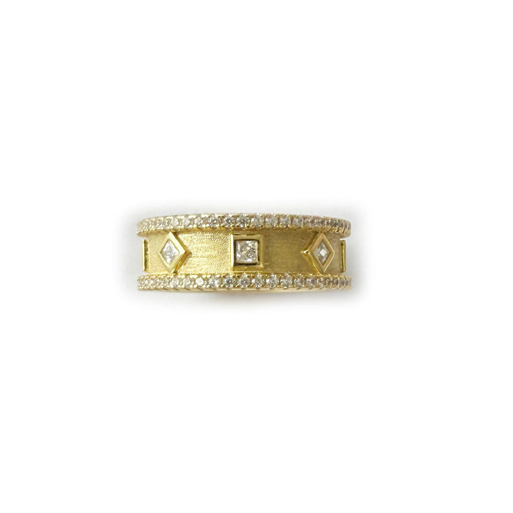 Anillo grueso de plata con baño de oro y circonitas