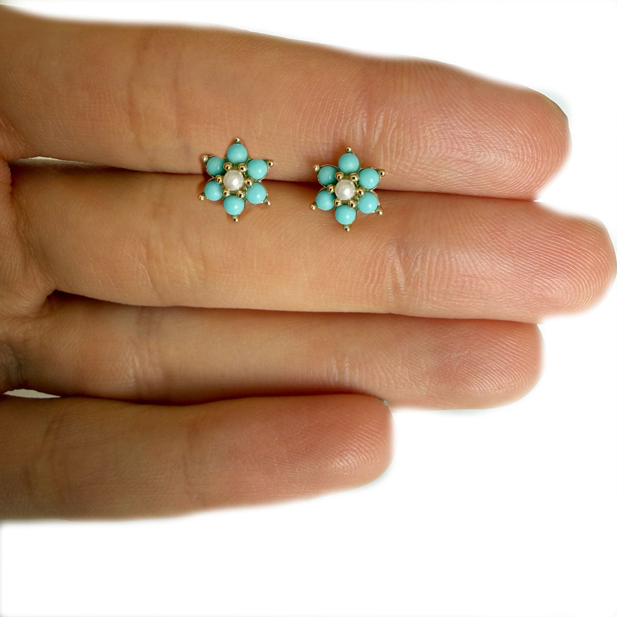 Aretes flor con perla en el centro y pétalos de turquesas en oro amarillo 14K con tope rosca