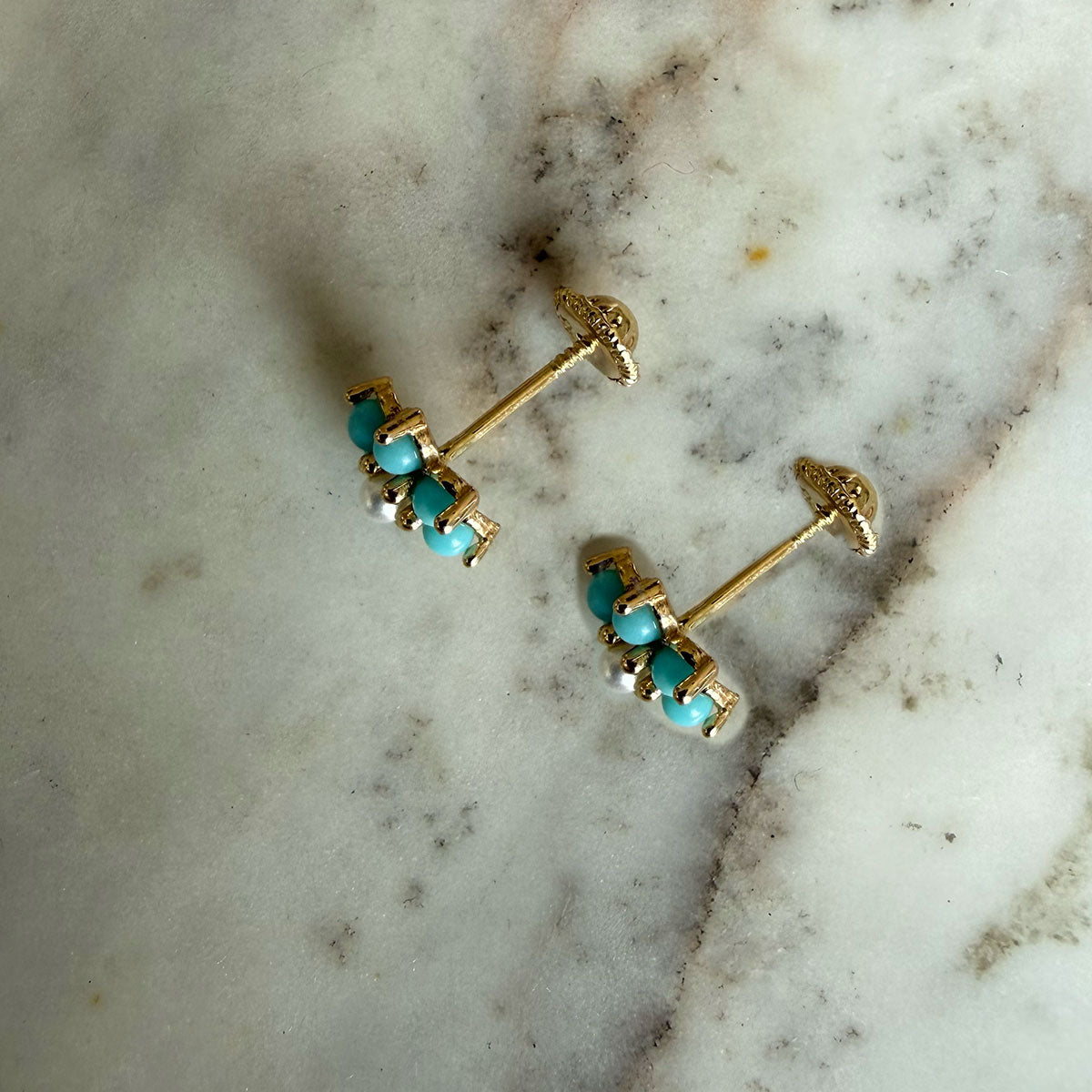 Aretes flor con perla en el centro y pétalos de turquesas en oro amarillo 14K con tope rosca