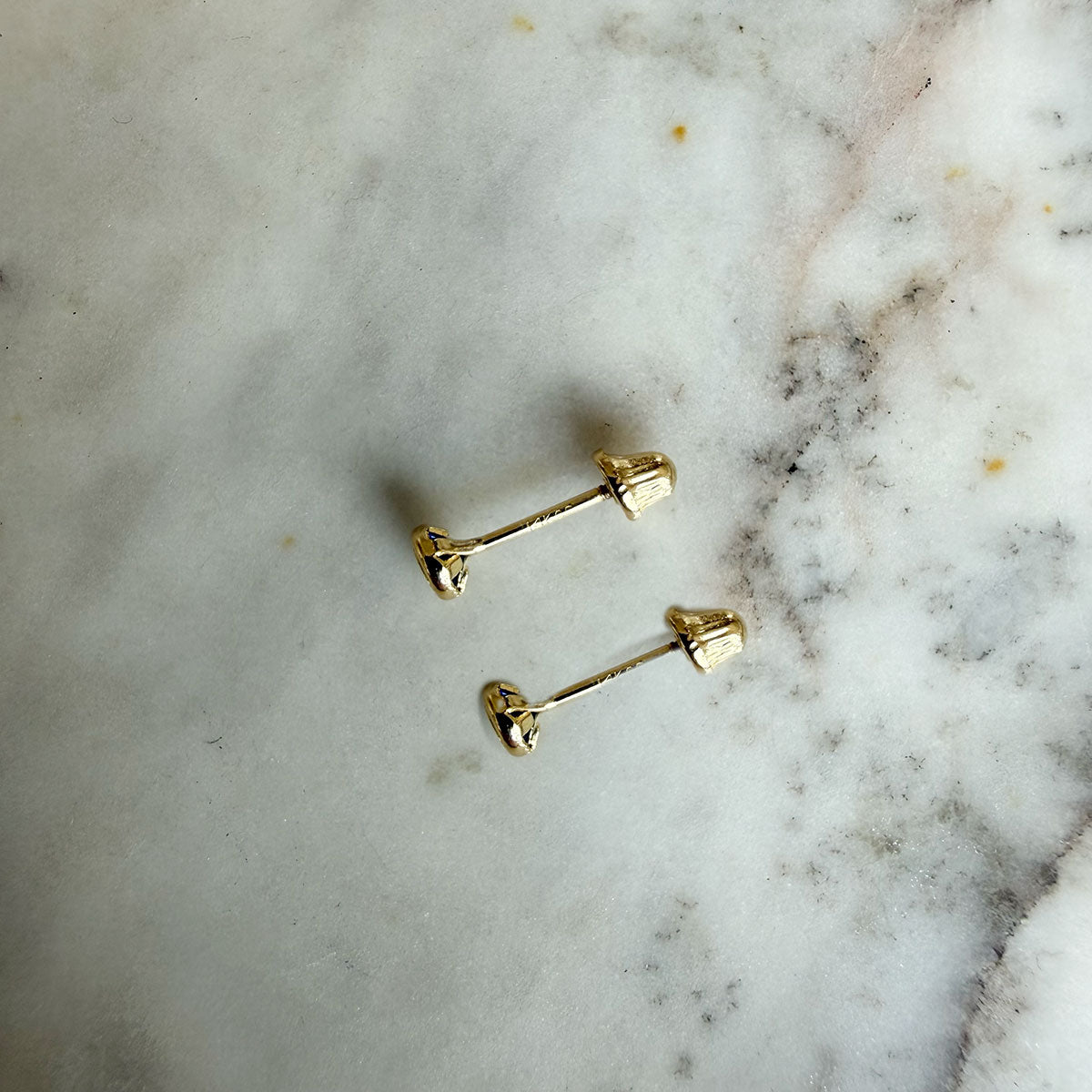 Aretes en oro amarillo 14k con circón azul biselado borde grueso con tope rosca