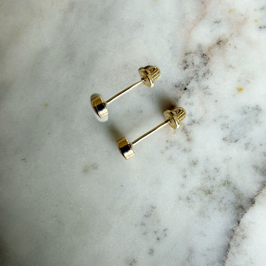 Aretes en oro amarillo 14k con circón azul biselado borde fino con tope rosca