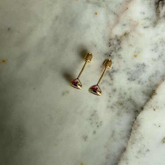 Aretes con circonita redonda fucsia biselada de rayitas en oro amarillo 14k con tope rosca