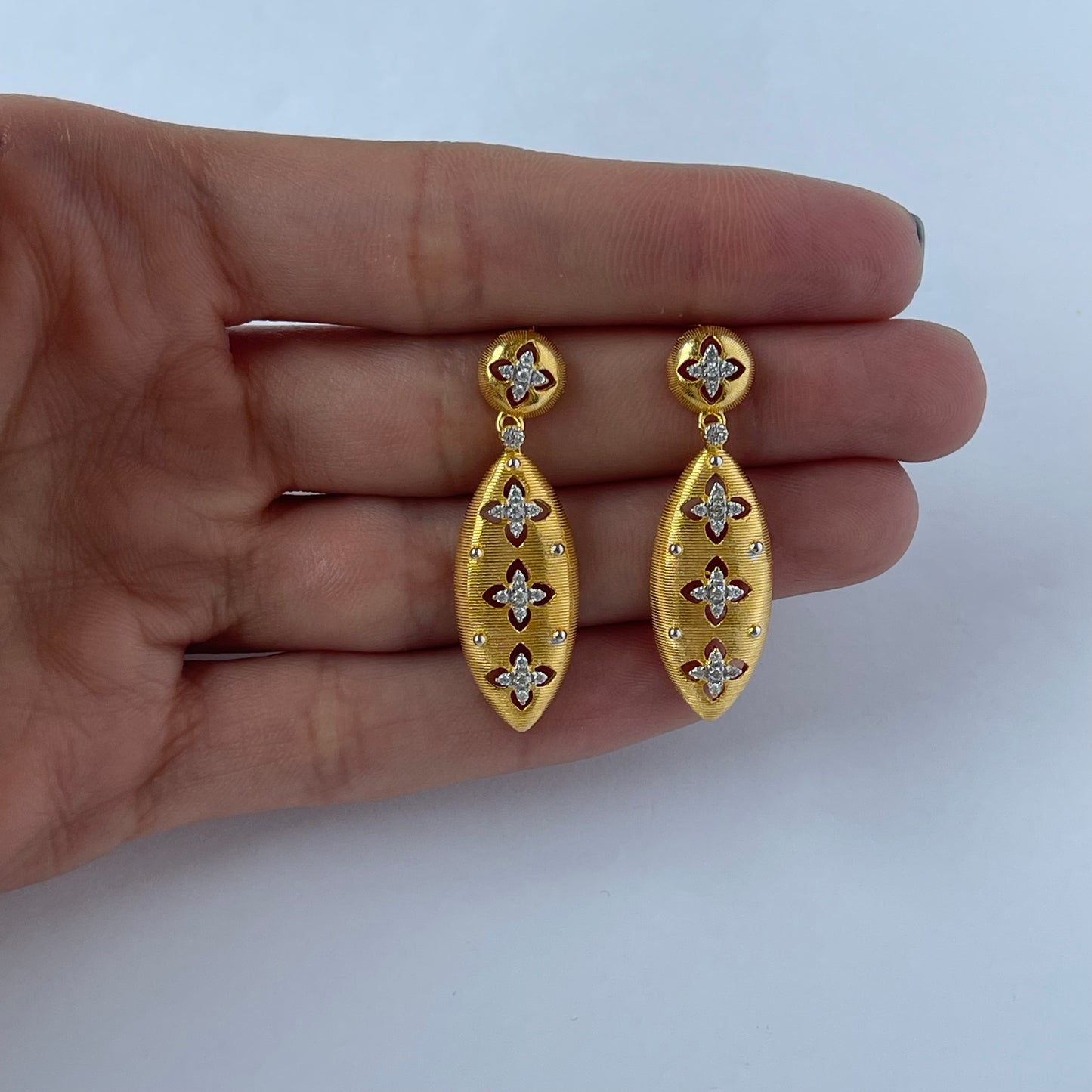 Aretes de plata con baño de oro con detalles de flores de moissanitas