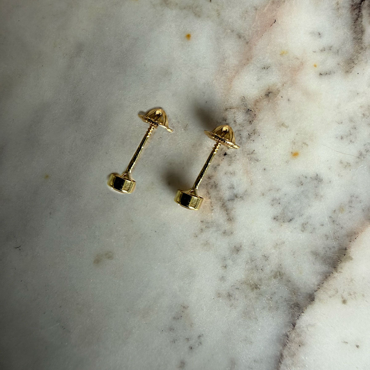 Aretes en oro amarillo 18K con circonita biselada blanca con tope rosca