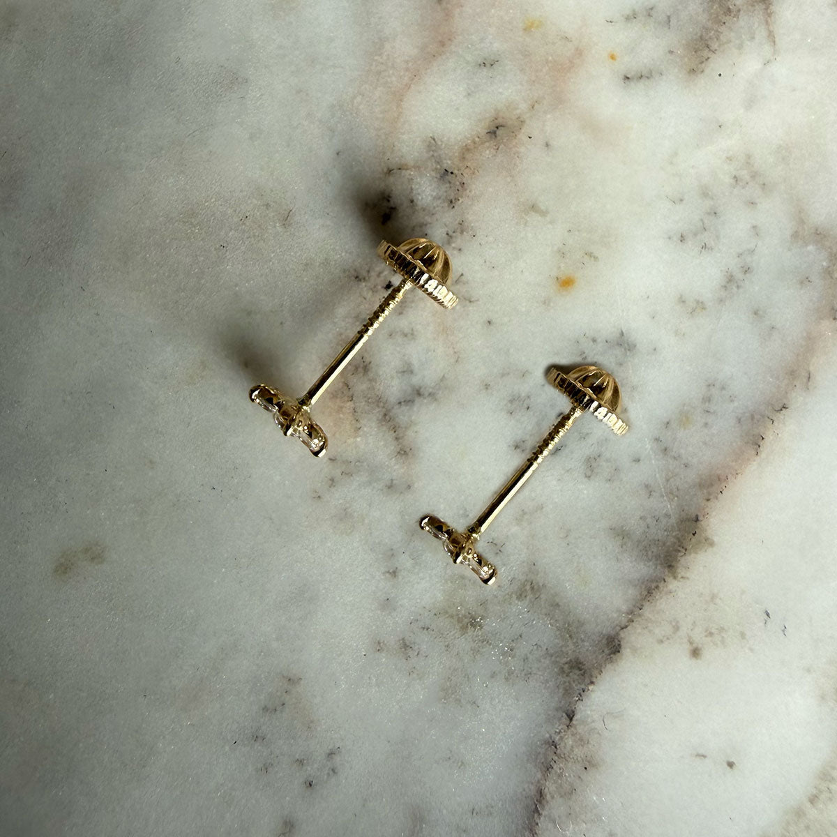 Aretes flor con cinco pétalos de circones blancos en oro amarillo 14K con tope rosca