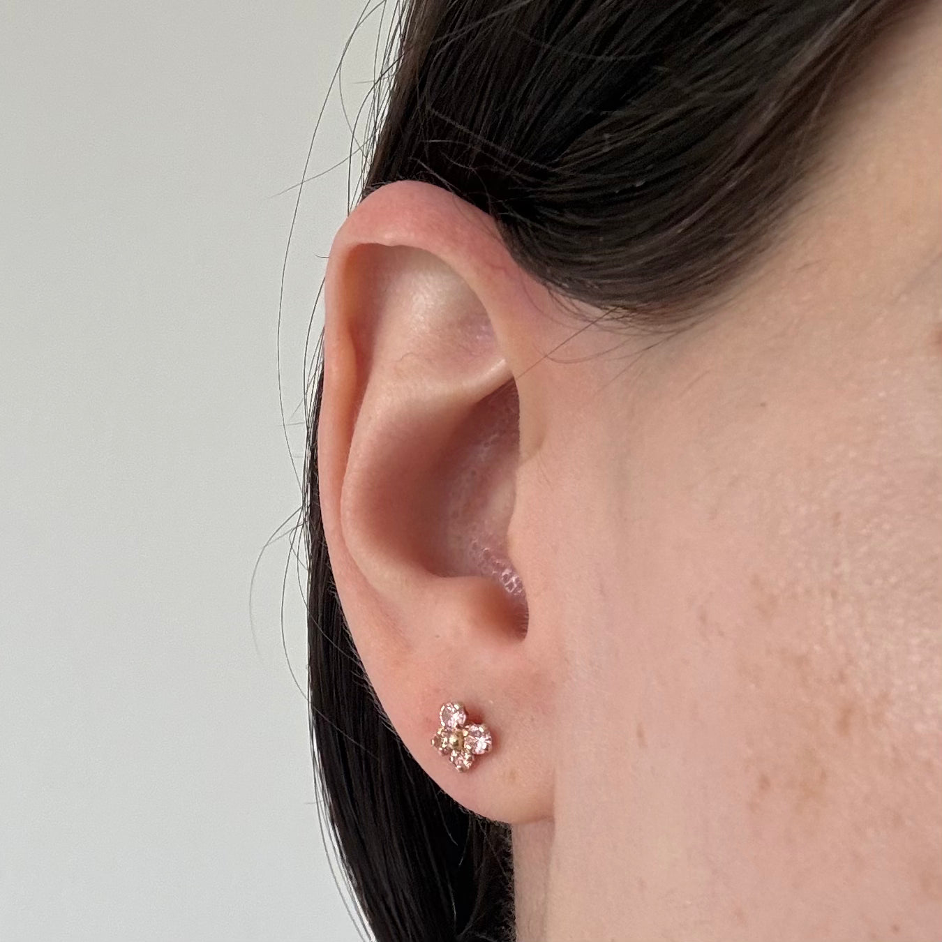 Aretes en oro amarillo 14K con mariposa con circonita rosado y bolita de oro en el centro con tope rosca