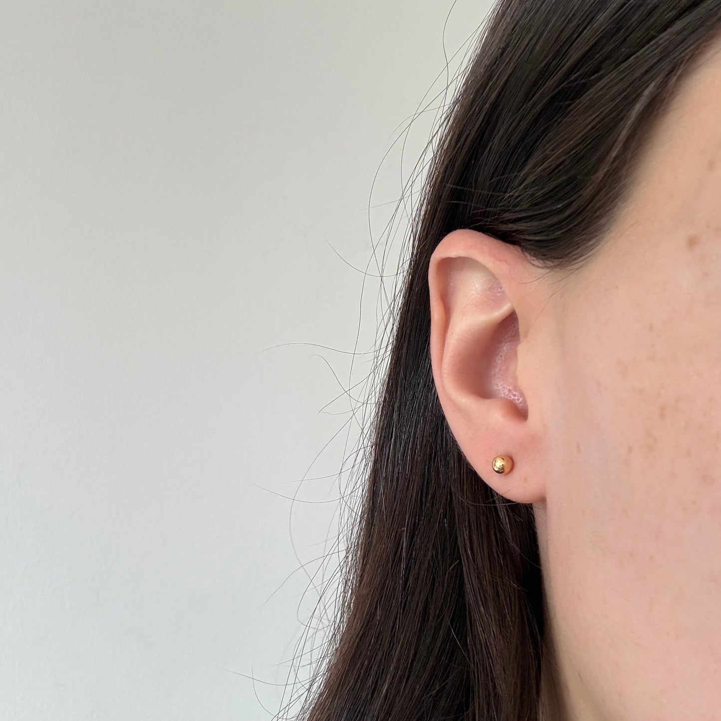 Aretes bolita de 4mm en oro amarillo 18K con tope rosca