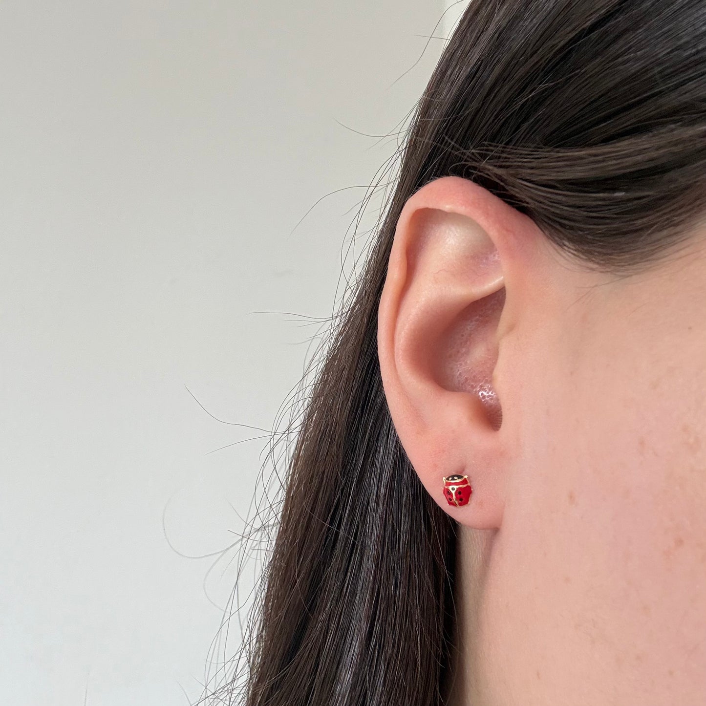 Aretes mariquita esmaltada en oro amarillo 14K con tope rosca