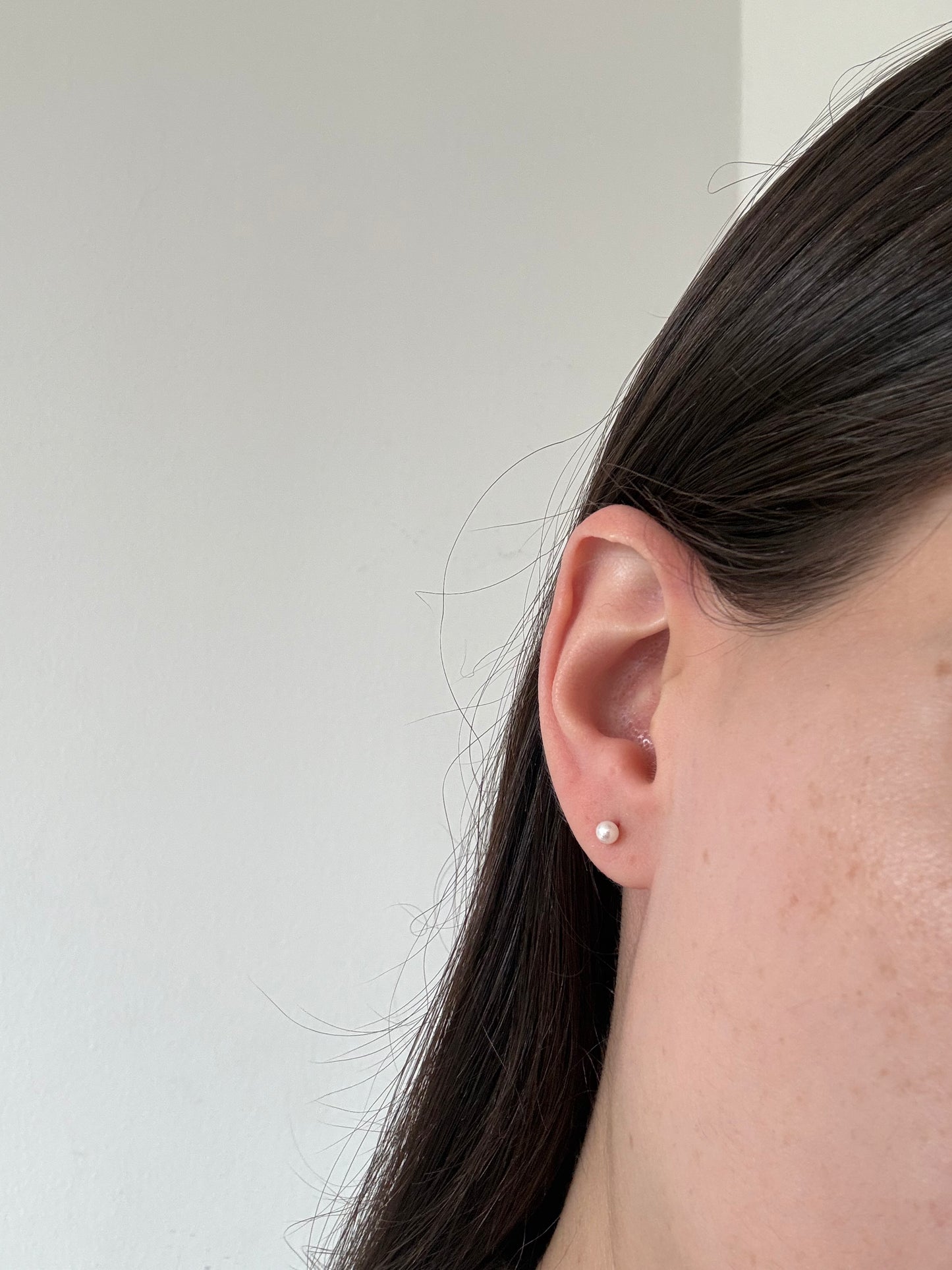 Aretes de perla 0.35mm en oro amarillo 18K con tope rosca