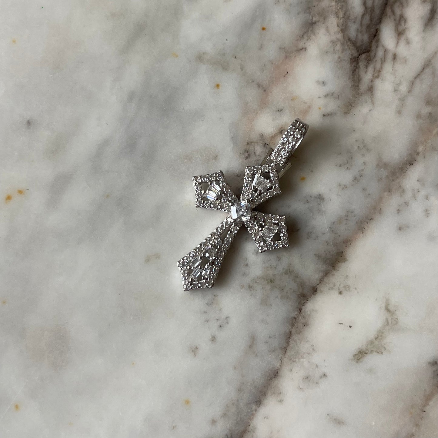 Dije de cruz de plata con zafiros blancos de laboratorio