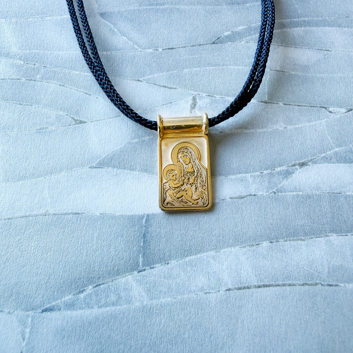 Escapulario rectangular con pasacadena tubo en plata con baño de oro amarillo