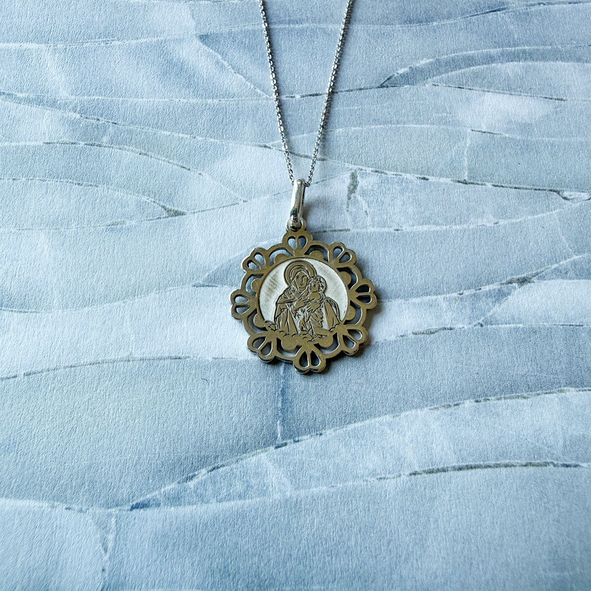Medalla Mater con borde calado en plata