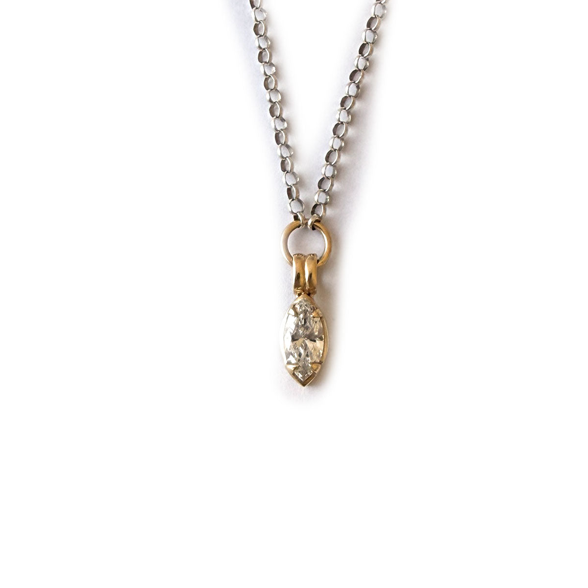 Collar con colgante de oro amarillo 14k y diamante de laboratorio marquesa 1ct con cadena de plata