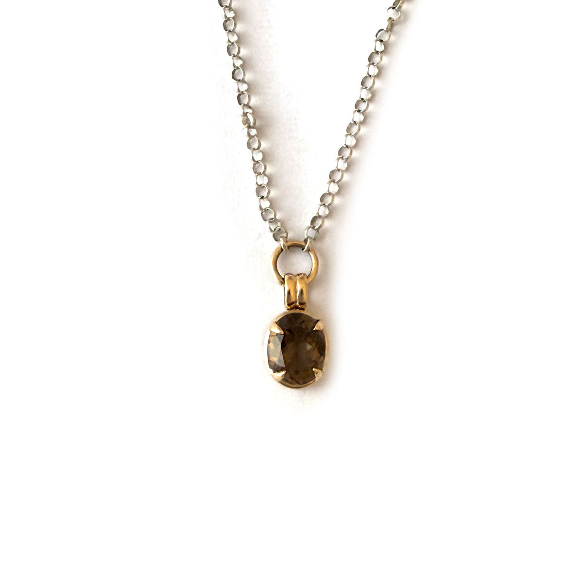 Collar con colgante de oro amarillo 14k y cuarzo ahumado ovalado 2.62ct con cadena de plata