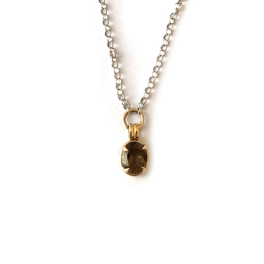 Collar con colgante de oro amarillo 14k y cuarzo ahumado ovalado 2.62ct con cadena de plata